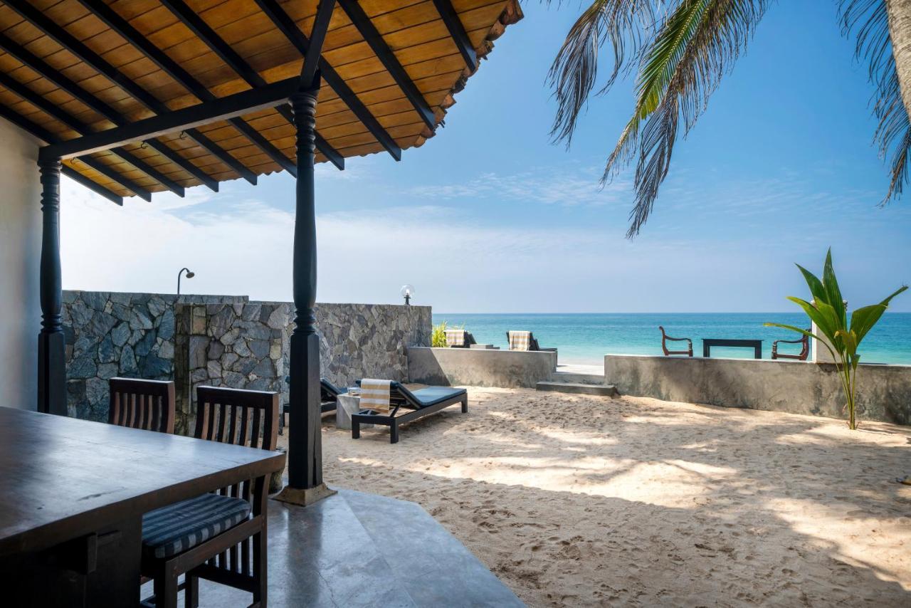 Blue Parrot Beach Villa Ambalangoda  Exterior photo
