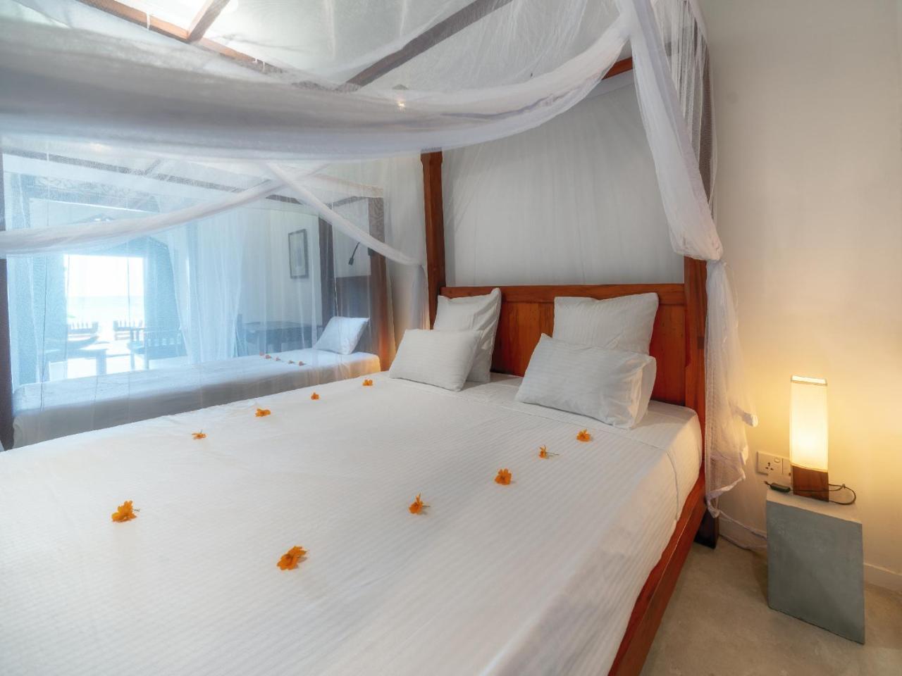 Blue Parrot Beach Villa Ambalangoda  Exterior photo